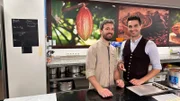 Dominik Glöbl (rechts) mit Linus Kässer von der Chocolaterie Amelie in Garmisch-Partenkirchen.