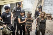 Haben die Straßenkids Lila Man (Mikelle Wright-Matos, 3.v.r.) und Tita (Jowin Marie Batoon, r.) einen Menschen auf dem Gewissen? Die Special Agents Christopher LaSalle (Lucas Black, l.), Sebastian Lund (Rob Kerkovic, 2.v.l.), Sonja Percy (Shalita Grant, 3.v.l.) und Tammy Gregorio (Vanessa Ferlito, r.) ermitteln...