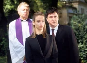 Claus Schumann (Uwe Bohm, re.) heuchelt der Witwe Tanja Hombach (Isabell Hertel) bei der Beerdigung ihres Mannes Trauer vor.