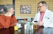 Als Hans-Peter (Michael Trischan) Mittagspause macht, ist seine Mutter Luise (Monika Lennartz) immer noch in der Klinik. Nachdrücklich bittet Hans-Peter sie, endlich die Klinik zu verlassen und vor allem nicht mehr, mit irgendwelchen Leuten zu sprechen.