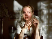 Nelly Kroeger-Mann (Veronica Ferres) jobbt zeitweise als Krankenschwester, um sich und ihren in Amerika erfolglosen Mann Heinrich durchzubringen.