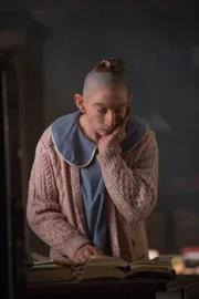 Während sich Pepper (Naomi Grossman) in einem neuen Zuhause einleben muss, erkennt Desiree eine erschreckende Wahrheit ...