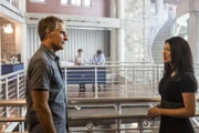 Special Agent Pride (Scott Bakula, l.) und Neurologin Dr. Anna Yoon (Kelly Hu) versuchen herauszufinden, wer die klinische Studie mit Gehirnimplantaten bei Kriegsveteranen gehackt hat und die Patienten per Mouseklick zu Killern macht.