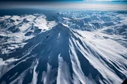Schwefelmine am Schichtvulkan Kawah Ijen auf Java; Der Vulkan Yasur im südpazifischen Vanuatu-Archipel; Die Laguna Colorada auf der Altiplano-Hochebene in Bolivien; Eine Gruppe Lamas im peruanischen Hochland; Der Vulkan Vilyuchinsk auf Kamtschatka.