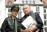 Felix (Florian Karlheim, links) und Bleistift Dieter (Dieter Hanitzsch) beobachten den Musikerkrieg.