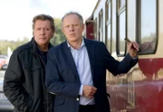 NDR Fernsehen 2 FÜR ALLE FÄLLE - MANCHE MÖGEN MORD, am Donnerstag um 22:00 Uhr. Ein ungleiches Duo: Ex-Kommissar Piet Becker (Jan Fedder, li.) und sein leichtlebiger Halbbruder Hannes (Axel Milberg).