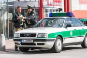Hubert (Christian Tramitz, rechts) wundert sich über die geheimnisvollen Liebesbotschaften, die Staller (Helmfried von Lüttichau, links) immer wieder erhält.