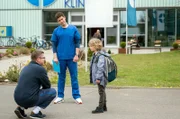 Dr. Ben Ahlbeck  (Philipp Danne, M.) und Dr. Elias Bähr (Stefan Ruppe, l.) sollen den siebenjährigen Roberto Bruni  (Lukas Eyermann, r.) untersuchen, der beim Spielen einen leichten Stromschlag abbekommen hat.