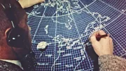Bei strategischen Bombardierungen werden gezielt Militärstützpunkte des Gegners ins Visier genommen, um ihn zu schwächen - der Wirkungsradius einer Atombombe ist aber weitaus größer.