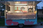 Manja Wolf in ihrem Foodtruck.