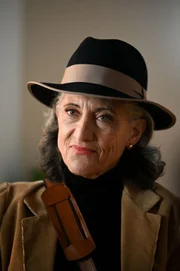 CJ Wright (Amy Aquino)