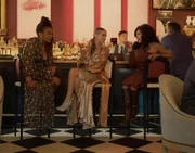 l-r: Karen Pittman als Dr. Nya Wallace, Sarah Jessica Parker als Carrie Bradshaw, Sarita Choudhury als Seema Patel