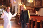 Spurensicherer Franz Wohlfahrt (Helmut Bohatsch, l.) informiert Major Carl Ribarski (Stefan Jürgens, r.) über die Spuren, die in der Kirche gefunden wurden.