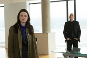 L-R: Kiera Cameron (Rachel Nichols) und Stan Escher (Hugh Dillon)