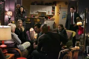 Penelope Garcia (Kirsten Vangsness, l.) wird in einer Notoperation gerettet. Ihre Kollegen Reid (Matthew Gray Gubler, 2.v.r.), Prentiss (Paget Brewster, 3.v.l.), Morgan (Shemar Moore, 3.v.r.), Hotch (Thomas Gibson, r.), Rossi (Joe Mantegna, M.) und JJ (AJ Cook, 2.v.l.) handeln gegen alle Vorschriften und übernehmen keinen neuen Auftrag, bis der Täter, der sie angeschossen hat, gefunden ist ...