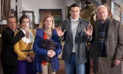 Kriminalrätin Ackermann zückt nach dem Geburtstagsständchen eine Pistole, Siegfried Wenz (Jockel Tschiersch), Sibylle Latzel (Caroline Ebner), Emily Gans (Mira Bartuschek), Stefan Fuchs (Tobias van Dieken) und Urban Fuchs (Peter Bongartz) sind fassungslos.