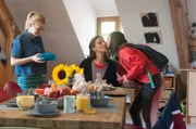 Alle freuen sich über Helenas Pausenbrote. v.l.: Nelly (Jule Schuck), Helena (Julia Jäger) und Leo (Philis Lau) beim Frühstück.