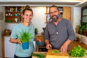 Gastgeber Sebastian Klein ist ein echter "Oberberger Jung'". Rund eine Stunde von Köln entfernt hat er sich mit einer Bio-Imkerei selbständig gemacht. Bei seinem "Land und lecker" Menü hilft Sophie (l).