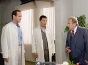 MDR Fernsehen IN ALLER FREUNDSCHAFT FOLGE 296, "Plötzlich und unerwartet", am Montag um 11:45 Uhr. Achim Kreutzer (Johannes Steck, li.) widerspricht Roland Heilmann und setzt bei Professor Simoni (Dieter Bellmann, re.) die Operation von Katharina durch. Darüber kommt es zu Spannungen zwischen Roland und Achim.