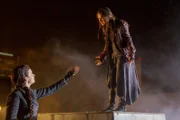 L-R: Kiera Cameron (Rachel Nichols) und Hannah (Max Chadburn)