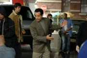 Die Exfrau von Brad Terry, einem berühmten Fernsehdetektiv, wird ermordet, während sich der Star gerade vor ihrem Haus mit Paparazzi herumschlägt. Perfektes Alibi hin oder her - Monk (Tony Shalhoub, M.) ist davon überzeugt, dass Brady höchstpersönlich hinter dem Mord steckt.