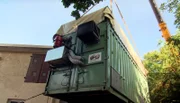 ARD/NDR LEOPARD, SEEBÄR & CO., FOLGE 82, "Bye Bye, Thai!", am Mittwoch um 16:10 Uhr im ERSTEN. Der Container mit dem Elefanten Thai wird auf den LKW geladen.
