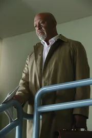 Richard (James Pickens Jr.) ist hin und her gerissen, Maggie die Wahrheit über ihre familiäre Beziehung zu beichten ...
