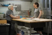 Phil (Leslie Jordan, l.); Kat (Mayim Bialik, r.)