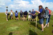Rainer Schulz mit Kamerateam und Teilnehmern des Fotoseminars auf der Salzwiese beim Leutturm Westerheversand.