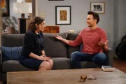 Kat (Mayim Bialik, l.); Max (Cheyenne Jackson, r.)