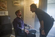 Selbstjustiz oder taktische Emittlung: Special Agent Pride (Scott Bakula, r.) entführt den zwilichtigen Carsen Donner (Austin Cauldwell, l.), um von ihm zu erfahren, wo sie Lorettas Sohn Danny versteckt halten.