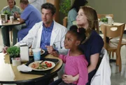 Eigentlich ist Meredith (Ellen Pompeo, r.) sauer auf Maggie, lässt es aber an Zola (Jela K. Moore, M.) und Derek (Patrick Dempsey, l.) aus ...