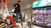 Jecken-Alarm im Supermarkt am Eigelstein: Metin und Brigitte dekorieren mit Hingabe für Karneval