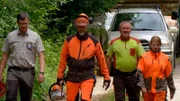 hr-fernsehen DER KAMPF UM DEN WALD, aus der Reihe "Erlebnis Hessen", Ein Film von Eckhard Braun und Uli PfÃ¶rtner, am Dienstag um 20:15 Uhr. Auf in den Wald - FoÌˆrster Vadersen (li.) aus dm Reinhardswald und seine Mitstreiter.