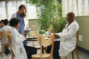 Richard (James Pickens Jr., r.) will Maggie (Kelly McCreary, l.) mehr über ihre leibliche Mutter erzählen. Sie werden allerdings von Jo (Camilla Luddington, M.) aufgrund eines ärztlichen Notfalls unterbrochen ...