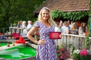 Für die Sommerausgabe von „Verstehen Sie Spaß?“ meldet sich Barbara Schöneberger diesmal aus dem idyllischen Bergdorf Bader Alm im Schwarzwald.