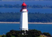 Der Leuchtturm am Dornbusch auf Hiddensee ist als Wahrzeichen Deutschland weit berühmt, dient er doch bei vielen Wettervorhersagen als malerische Kulisse.