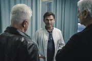 Die Kriminalhauptkommissare Ivo Batic (Miroslav Nemec, links) und Franz Leitmayr (Udo Wachtveitl, rechts) befragen David Kovacic (Lenn Kudrjawizki, Mitte) an seinem Arbeitsplatz.