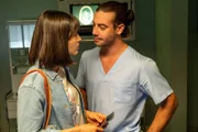 Da liegt was in der Luft: Kriminalkommissarin Lea Gomez (Jasmin Gassmann) und Rechtsmediziner Dr. Benedikt Förster (Florian Wünsche) freuen sich immer, wenn sich ihre Wege bei den Ermittlungen kreuzen. In ihrem aktuellen Fall geht es um einen brisanten Kunstfehlerprozess, bei dem der beteiligte Anwalt Opfer eines tödlichen Giftanschlags wurde.