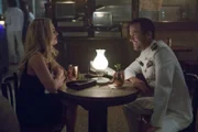 Auf Flirtkurs: Special Agent Christopher LaSalle (Lucas Black, r.) kommt als Undercover-Agent der Verdächtigen Chloe Miles (Natalie Hall, l.) etwas näher ...