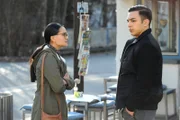 Lien (Nui Nguyen) macht Leon (Joel Akgün) klar, dass sie mit jemandem, der so einen miesen Charakter hat, nichts zu tun haben will.