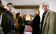 (v.li.): Jakob Seeböck (Lukas Roither), Kristina Sprenger (Karin Kofler), Elisabeth Rath (Elisabeth Janisch), Peter Rühring (Norbert Janisch).