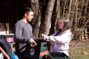 Maja (Godiva Adela) bestärkt Leon (Joel Akgün) in der Annahme, dass der Getränkediebstahl nicht auffliegen wird.
