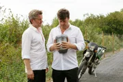 Ingo (André Dietz, l.) hat sein Versprechen, die Urne für seinen besten Freund zurückzuholen, gehalten. Ben (Jörg Rohde, r.) ist überwältigt, Ekaterinas Asche wieder zu haben.