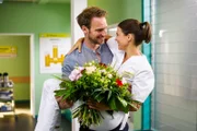 Pauline (Maike Johanna Reuter) lässt sich glücklich auf einen schnellen Hochzeitstermin mit Damian (Christian Feist) ein.