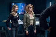 Laurel Lance (Katie Cassidy, l.) und Felicity Smoak (Emily Bett Rickards)