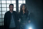Roy Harper (Colton Haynes) und Dinah Drake (Juliana Harkavy)
