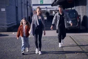 Marius (Klaus Steinbacher) rennt Chrissie (Naila Schuberth, l.) und Kitty (Maike Jüttendonk, M.) hinterher.