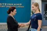 Friederike (Ursula Michelis, l.) startet mit Amalies (Anke Sabrina Beermann) Hilfe eine Intrige gegen Simones Schwiegersöhne.