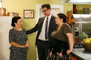 Friederike (Ursula Michelis, l.) triumphiert, als Christoph (Lars Korten) im Beisein von Vanessa (Julia Augustin) verkündet, sich aus dem Zentrum zurückziehen zu wollen.